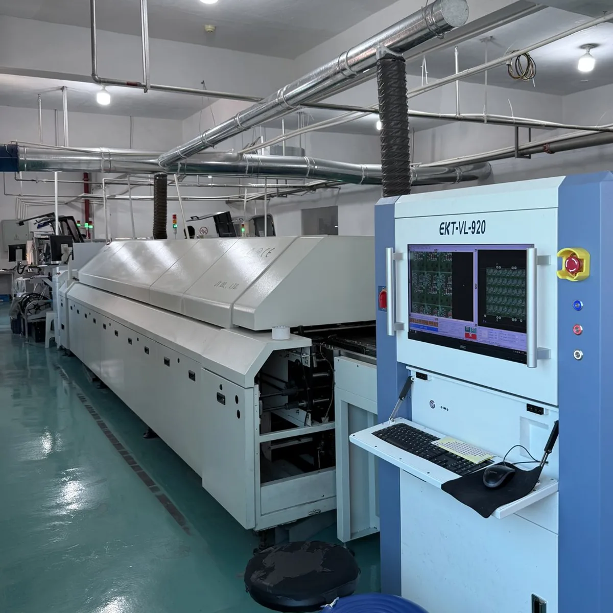 SMT reflow soldering line in the QUELEN factory